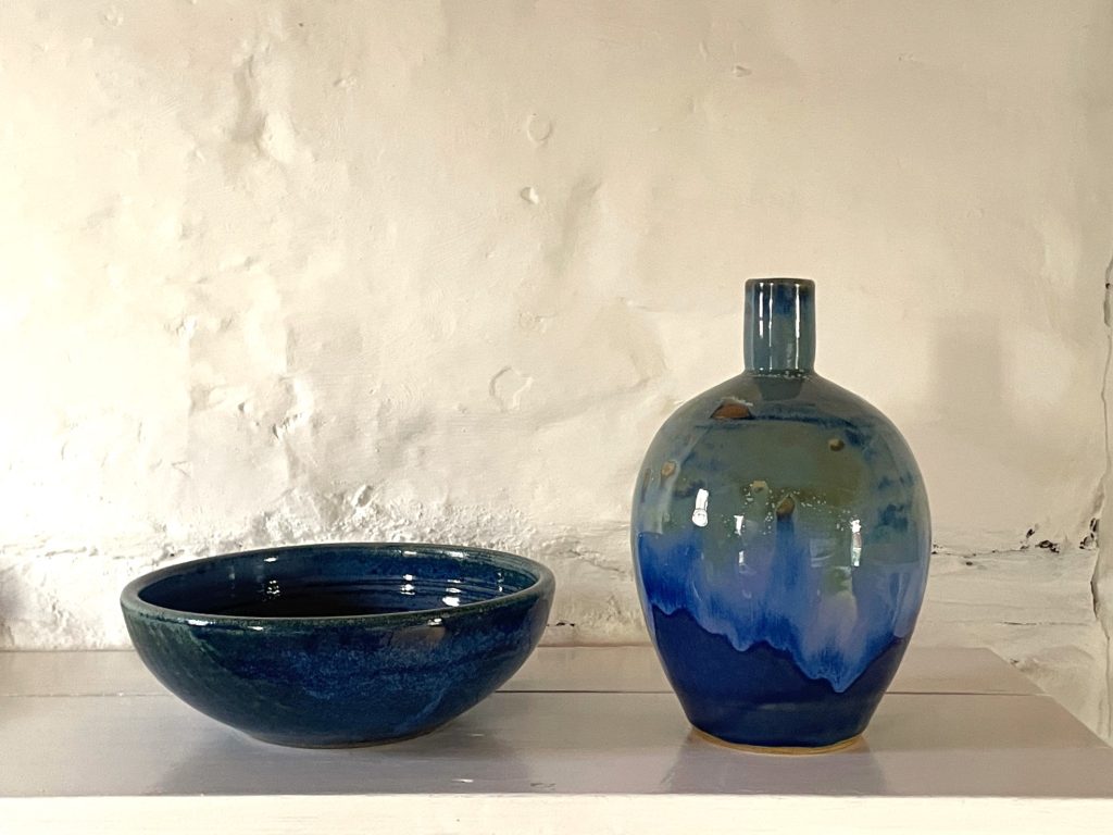 Handdrejad vas och skål i mörkblå nuance