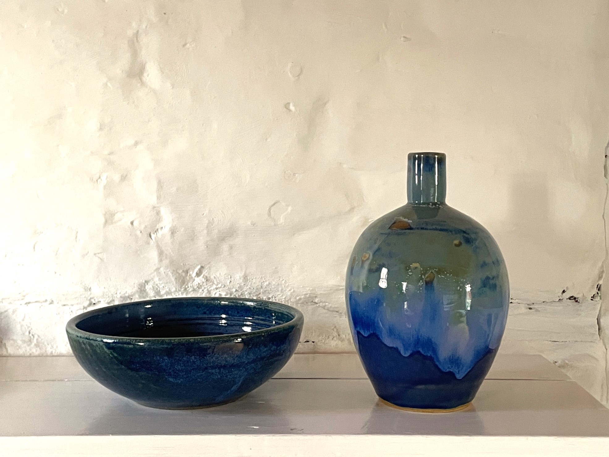 Handdrejad vas och skål i mörkblå nuance